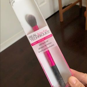 Real Techniques finish setting brush